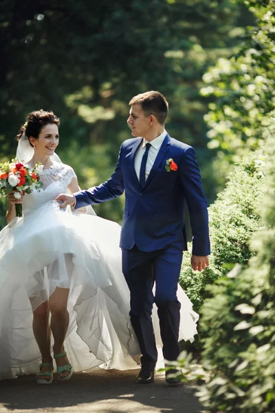 Romantische mooie jonggehuwde paar — Stockfoto