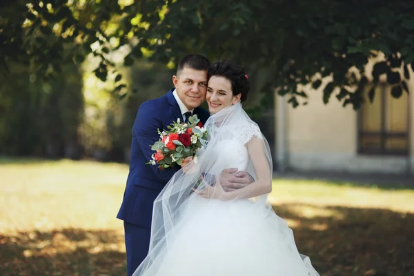 Casal feliz de recém-casados — Fotografia de Stock