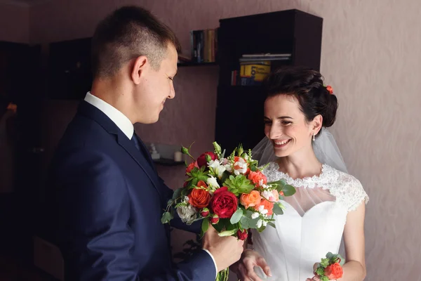 Schöner Bräutigam und schöne Braut — Stockfoto