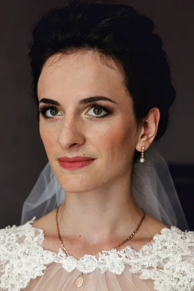 Великолепная брюнетка невеста позирует — стоковое фото
