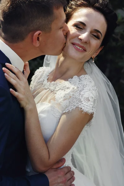 Casal feliz de recém-casados — Fotografia de Stock