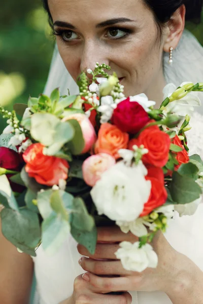 Bela inocente morena noiva — Fotografia de Stock