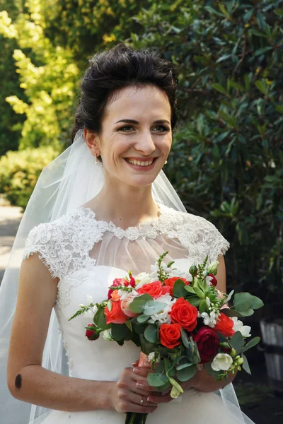Feliz sorrindo noiva morena com buquê — Fotografia de Stock