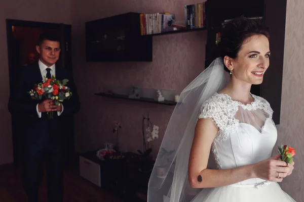 Handsome groom and beautiful bride — Stock Photo, Image