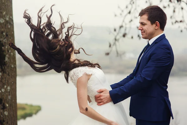 Feliz belo casal de recém-casados — Fotografia de Stock