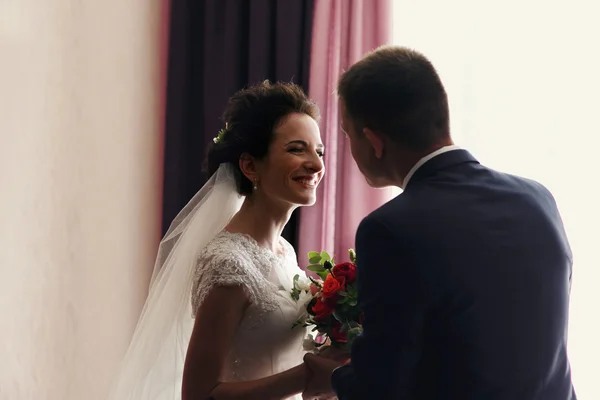 Handsome groom and beautiful bride — Stock Photo, Image