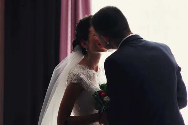 美しい花嫁とハンサムな新郎 — ストック写真