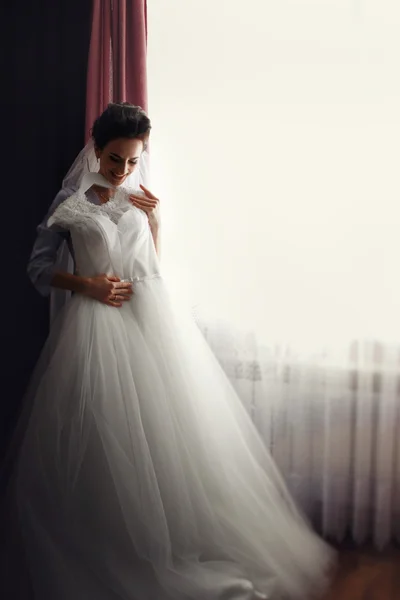 Красивая брюнетка невеста с платьем — стоковое фото
