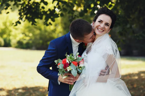 Casal feliz de recém-casados — Fotografia de Stock