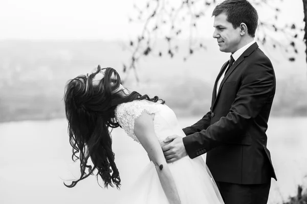Lyckliga vackra par nygifta — Stockfoto