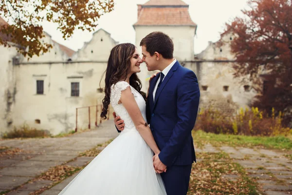 Vackra romantiska par nygifta — Stockfoto