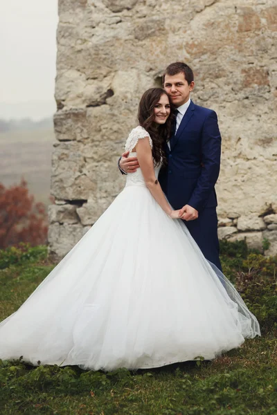 Feliz casal recém-casado abraçando — Fotografia de Stock