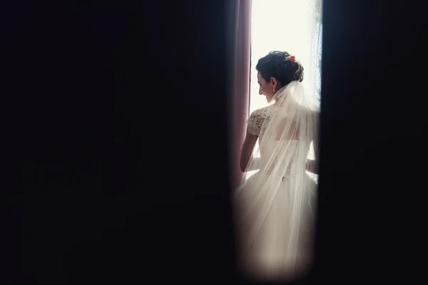 Красивая брюнетка невеста у окна — стоковое фото