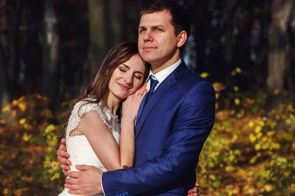 Feliz casal recém-casado abraçando — Fotografia de Stock