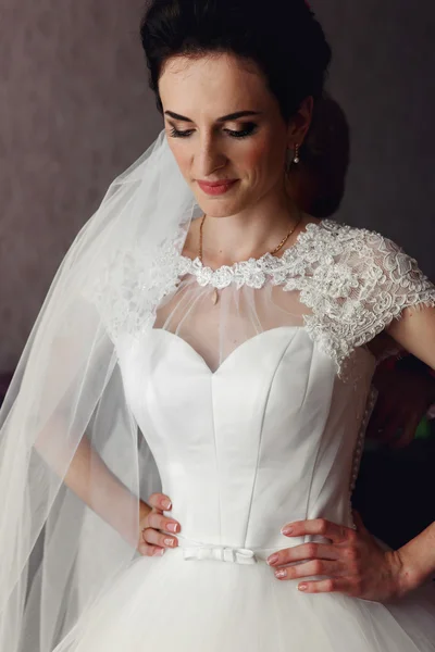 Splendida sposa bruna in posa — Foto Stock