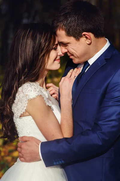 Feliz casal recém-casado abraçando — Fotografia de Stock