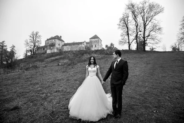 Belo par romântico de recém-casados — Fotografia de Stock