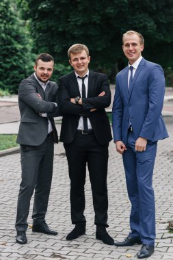 yakışıklı mutlu damat ve sağdıç