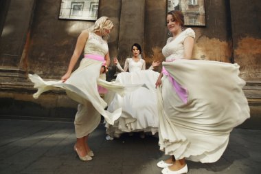 Güzel esmer gelin ve seksi nedime