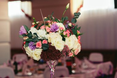 Çiçek buketi merkezinde düğün
