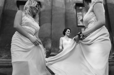 Güzel esmer gelin ve seksi nedime