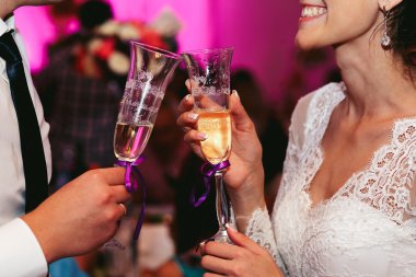 şampanya içmek yeni evli çift