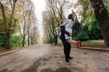 Yakışıklı güçlü damat holding gelin