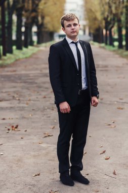 Yakışıklı zarif sarışın damat