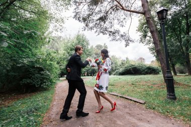 Dans mutlu yeni evli çift