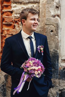 Yakışıklı sarışın damat ile gelin buketi