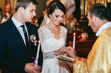 Manevi Hıristiyan gelin ve damat