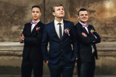 Yakışıklı şık damat ve sağdıç