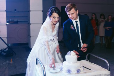 Lezzetli kesme mutlu güzel yeni evliler beyaz düğün pastası bir