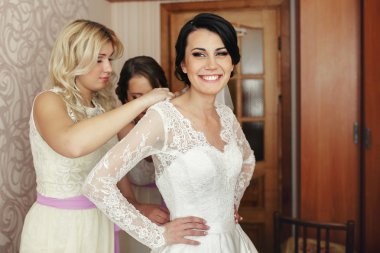 Neşeli nedime gelin yardım