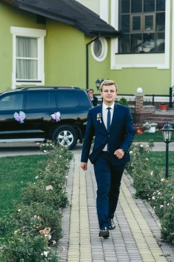 Yakışıklı sarışın damat yürüyüş