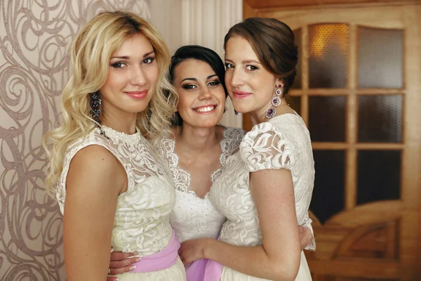 Брюнетка невеста позирует с подружками невесты — стоковое фото