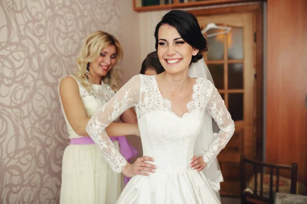 Весёлые подружки невесты помогают невесте — стоковое фото