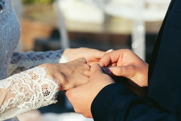 Romantic bride and groom — Stock Photo, Image