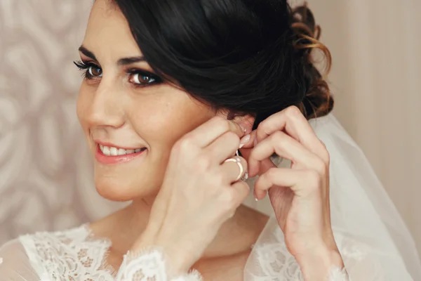 Beautiful brunette bride posing — Stock Photo, Image
