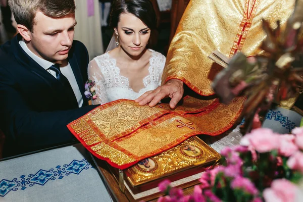 Mariée chrétienne et marié prenant des vœux — Photo