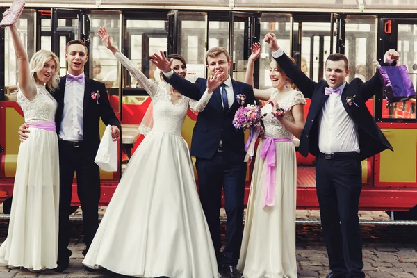 Happy fun jonggehuwden poseren in de straat — Stockfoto