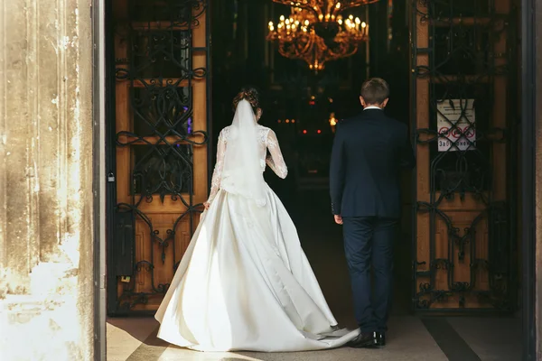 Vackra nygifta poserar på kristna kyrkan — Stockfoto