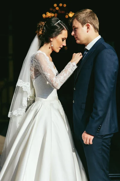 Belos recém-casados posando na igreja cristã — Fotografia de Stock