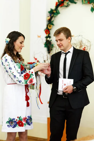 Mariée ukrainienne traditionnelle et marié — Photo