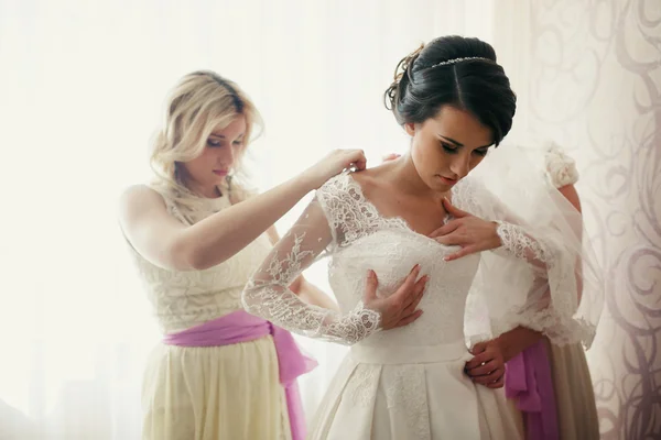 Le damigelle allegre aiutano la sposa — Foto Stock