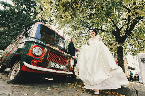 Pasangan romantis dekat retro van — Stok Foto