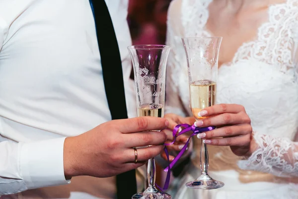Şampanya içmek yeni evli çift — Stok fotoğraf