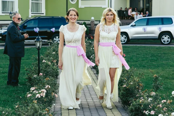 Красиві стильні подружок нареченої, ходьба — стокове фото