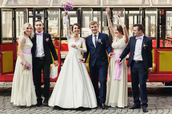 Diversão feliz recém-casados posando na rua — Fotografia de Stock