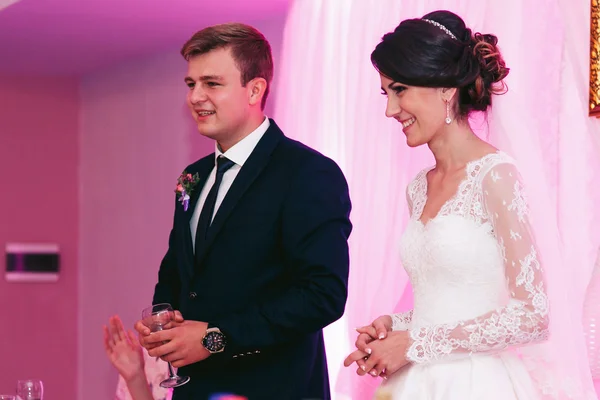 Newlywed para pitnej szampana — Zdjęcie stockowe